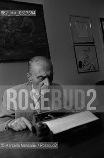 Italian journalist Indro Montanelli in his office (1980) / Il giornalista Indro Montanelli nel suo ufficio (1980) - ©Marcello Mencarini/Rosebud2