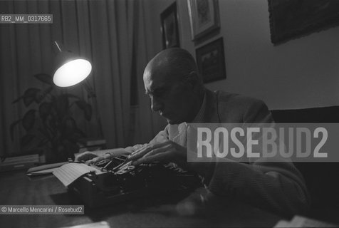 Italian journalist Indro Montanelli in his office (1980) / Il giornalista Indro Montanelli nel suo ufficio (1980) - ©Marcello Mencarini/Rosebud2