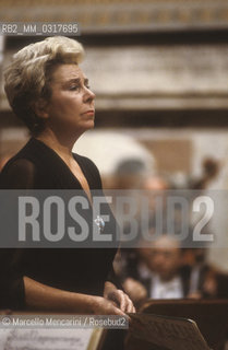 Vatican City, Regal Room, 1983. Opera singer Christa Ludwig performing in a concert conducted by Leonard Bernstein / Città del Vaticano, Sala Regia, 1983. La cantante lirica Christa Ludwig durante unconcerto diretto da Leonard Bernstein - ©Marcello Mencarini/Rosebud2