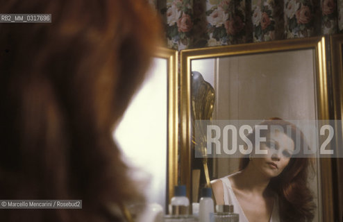 Italian singer-actress Milva in her dressing room on the set of movie Via degli specchi directed by Giovanna Gagliardo (1982) / La cantante-attrice Milva nel suo camerino sul set del film Via degli specchi diretto da Giovanna Gagliardo (1982) - ©Marcello Mencarini/Rosebud2