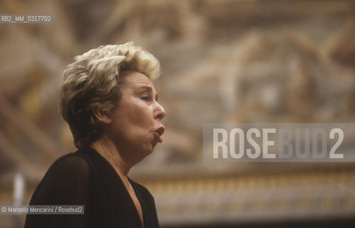 Vatican City, Regal Room, 1983. Opera singer Christa Ludwig performing in a concert conducted by Leonard Bernstein / Città del Vaticano, Sala Regia, 1983. La cantante lirica Christa Ludwig durante unconcerto diretto da Leonard Bernstein - ©Marcello Mencarini/Rosebud2