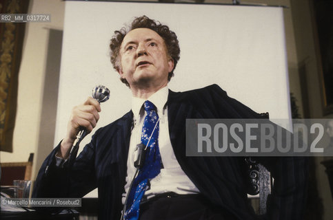 Italian physicist Tullio Regge during a lesson (1981) / Il fisico Tullio Regge durante una lezione (1981) - ©Marcello Mencarini/Rosebud2