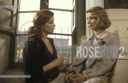 Italian singer-actress Milva and French actress Nicole Garcia performing on the set of movie Via degli specchi directed by Giovanna Gagliardo (1982) / La cantante-attrice Milva e lattrice Nicole Garcia mentre recitano sul set del film per la TV Via degli specchi, 1982 diretto da Giovanna Gagliardo (1982) - ©Marcello Mencarini/Rosebud2