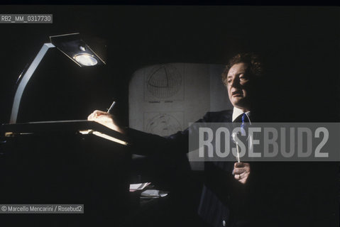 Italian physicist Tullio Regge during a lesson (1981) / Il fisico Tullio Regge durante una lezione (1981) - ©Marcello Mencarini/Rosebud2