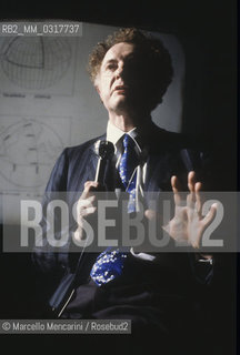 Italian physicist Tullio Regge during a lesson (1981) / Il fisico Tullio Regge durante una lezione (1981) - ©Marcello Mencarini/Rosebud2