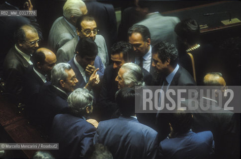 Rome, Chamber of Deputies in Palazzo Montecitorio, May 25, 1992. A group of parliamentarians, including Arnaldo Forlani, talk to each other during the Parliament  joint session of both Houses to elect the President of the Italian Republic, that will be Oscar Luigi Scalfaro / Roma, Palazzo Montecitorio Camera dei Deputati, 25 maggio 1992. Alcuni parlamentari, tra i quali Arnaldo Forlani, parlano tra loro durante la sessione congiunta delle Camere per eleggere il Presidente della Repubblica, che sarà Oscar Luigi Scalfaro - ©Marcello Mencarini/Rosebud2