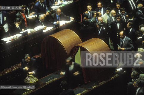Rome, Chamber of Deputies in Palazzo Montecitorio, May 25, 1992. Senator Giulio Andreotti puts his vote in the urn to elect the President of the Italian Republic, that will be Oscar Luigi Scalfaro / Roma, Palazzo Montecitorio Camera dei Deputati, 25 maggio 1992. Il senatore Giulio Andreotti mette il suo voto nellurrna per eleggere il nuovo Presidente della Repubblica, che sarà Oscar Luigi Scalfaro - ©Marcello Mencarini/Rosebud2