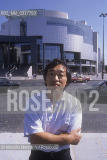 Paris, 1989. Korean conductor Myung-Whun Chung in front of the Opera Bastille / Parigi, 1989. Il direttore dorchestra Myung-Whun Chung davanti allOpera Bastille - ©Marcello Mencarini/Rosebud2
