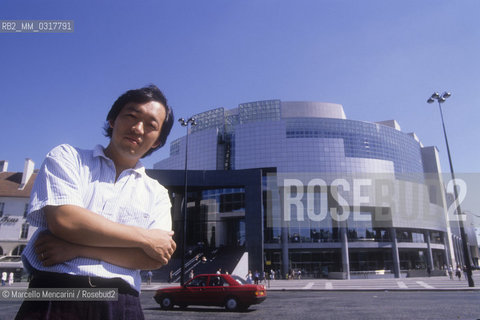 Paris, 1989. Korean conductor Myung-Whun Chung in front of the Opera Bastille / Parigi, 1989. Il direttore dorchestra Myung-Whun Chung davanti allOpera Bastille - ©Marcello Mencarini/Rosebud2