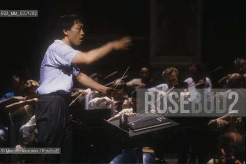 Paris, 1989. Korean conductor Myung-Whun Chung during a rehearsal / Parigi, 1989. Il direttore dorchestra Myung-Whun Chung durante una prova - ©Marcello Mencarini/Rosebud2
