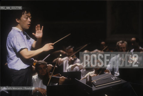 Paris, 1989. Korean conductor Myung-Whun Chung during a rehearsal / Parigi, 1989. Il direttore dorchestra Myung-Whun Chung durante una prova - ©Marcello Mencarini/Rosebud2