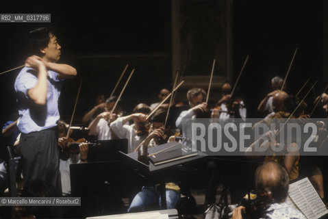 Paris, 1989. Korean conductor Myung-Whun Chung during a rehearsal / Parigi, 1989. Il direttore dorchestra Myung-Whun Chung durante una prova - ©Marcello Mencarini/Rosebud2