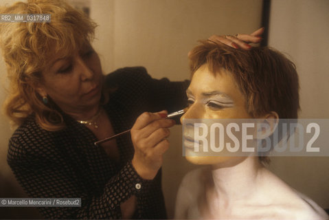 Perugia 1987. Actress Marina Polla De Luca during the makeup before performing in Hommelette for Hamlet, a version of the Shakespeares Hamlet directed by Carmelo Bene and derived from a text by Jules Laforgue (1860-1887) / Perugia 1987. Lattrice Marina Polla De Luca al trucco prima dello spettacolo Hommelette for Hamlet, una versione dellAmleto di Shakespeare diretta da Carmelo Bene e tratta da un testo di Jules Laforgue (1860-1887) - ©Marcello Mencarini/Rosebud2