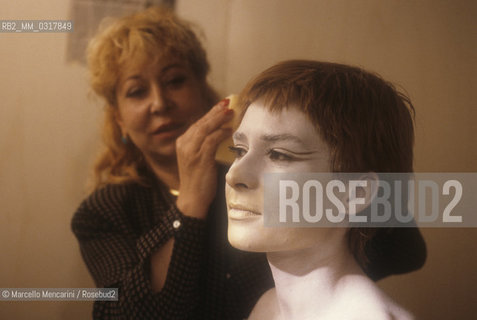 Perugia 1987. Actress Marina Polla De Luca during the makeup before performing in Hommelette for Hamlet, a version of the Shakespeares Hamlet directed by Carmelo Bene and derived from a text by Jules Laforgue (1860-1887) / Perugia 1987. Lattrice Marina Polla De Luca al trucco prima dello spettacolo Hommelette for Hamlet, una versione dellAmleto di Shakespeare diretta da Carmelo Bene e tratta da un testo di Jules Laforgue (1860-1887) - ©Marcello Mencarini/Rosebud2