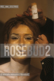 Perugia 1987. Actress Marina Polla De Luca during the makeup before performing in Hommelette for Hamlet, a version of the Shakespeares Hamlet directed by Carmelo Bene and derived from a text by Jules Laforgue (1860-1887) / Perugia 1987. Lattrice Marina Polla De Luca al trucco prima dello spettacolo Hommelette for Hamlet, una versione dellAmleto di Shakespeare diretta da Carmelo Bene e tratta da un testo di Jules Laforgue (1860-1887) - ©Marcello Mencarini/Rosebud2