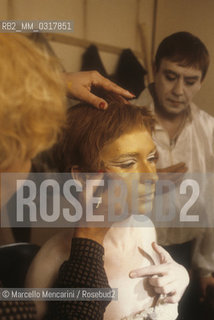 Perugia 1987. Actress Marina Polla De Luca during the makeup before performing in Hommelette for Hamlet, a version of the Shakespeares Hamlet directed by Carmelo Bene (next to her in the picture) and derived from a text by Jules Laforgue (1860-1887) / Perugia 1987. Lattrice Marina Polla De Luca al trucco prima dello spettacolo Hommelette for Hamlet, una versione dellAmleto di Shakespeare diretta da Carmelo Bene (accanto a lei nella foto) e tratta da un testo di Jules Laforgue (1860-1887) - ©Marcello Mencarini/Rosebud2