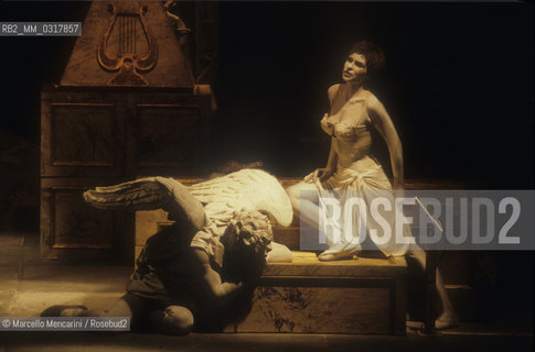 Perugia 1987. Actress Marina Polla De Luca performing in Hommelette for Hamlet, a version of the Shakespeares Hamlet directed by Carmelo Bene and derived from a text by Jules Laforgue (1860-1887) / Perugia 1987. Lattrice Marina Polla De Luca in Hommelette for Hamlet, una versione dellAmleto di Shakespeare diretta da Carmelo Bene e tratta da un testo di Jules Laforgue (1860-1887) - ©Marcello Mencarini/Rosebud2