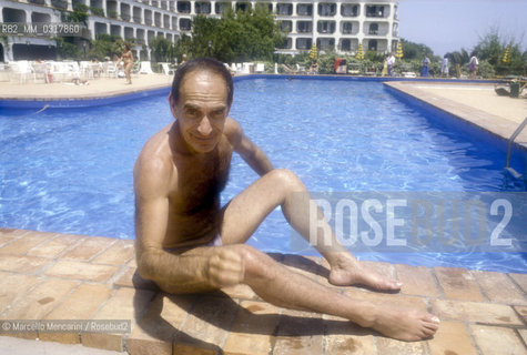 Giardini Naxos (Messina), 1986. American Choreographer and ballet dancer Don Lurio -at Giardini Naxos to participating in the National Award for Television Direction- on the edge of the swimming pool of the Hilton Hotel / Giardini Naxos (Messina), 1986. Il coreografo e ballerino Don Lurio -a Giardini Naxos per ricevere il Premio nazionale regia televisiva- sul bordo della piscina dellHotel Hilton - ©Marcello Mencarini/Rosebud2