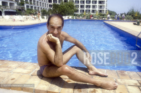 Giardini Naxos (Messina), 1986. American Choreographer and ballet dancer Don Lurio -at Giardini Naxos to participating in the National Award for Television Direction- on the edge of the swimming pool of the Hilton Hotel / Giardini Naxos (Messina), 1986. Il coreografo e ballerino Don Lurio -a Giardini Naxos per ricevere il Premio nazionale regia televisiva- sul bordo della piscina dellHotel Hilton - ©Marcello Mencarini/Rosebud2