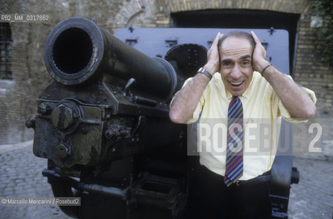 Rome, 1986. Choreographer and ballet dancer Don Lurio next to the cannon on the Janiculum Hill / Roma, 1986. Il coreografo e ballerino Don Lurio accanto al cannone sul Gianicolo Gianicolo - ©Marcello Mencarini/Rosebud2