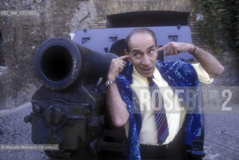 Rome, 1986. Choreographer and ballet dancer Don Lurio next to the cannon on the Janiculum Hill / Roma, 1986. Il coreografo e ballerino Don Lurio accanto al cannone sul Gianicolo Gianicolo - ©Marcello Mencarini/Rosebud2