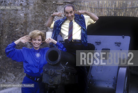 Rome, 1986. TV presenter Enrica Bonaccorti and choreographer-ballet dancer Don Lurio -protagonists of the television program Pronto chi gioca? (Hello, who plays?) directed by Gianni Boncompagni- next to the cannon on the Janiculum Hill / Roma, 1986. La presentatrice televisiva Enrica Bonaccorti e il coreografo-ballerino Don Lurio -protagonisti della trasmissione Pronto, chi gioca? diretta da Gianni Boncompagni- accanto al cannone sul Gianicolo - ©Marcello Mencarini/Rosebud2