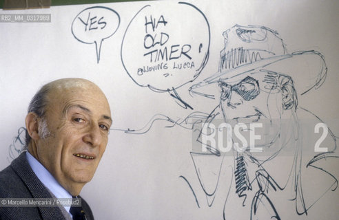Lucca, 1986. American Cartoonist Will Eisner posing next to one of his drawing (1986) / Lucca, 1986. Il disegnatore di fumetti Will Eisner posa accanto a un suo disegno - ©Marcello Mencarini/Rosebud2
