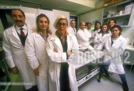 Rome, 1999. Italian virologist Barbara Ensoli and her staff. She is Research Director at Laboratory of Virology of National Institute of Health and head of the search for a vaccine against AIDS / Roma, 1999. La virologa Barbara Ensoli e il suo staff. La Ensoli è Dirigente di Ricerca presso il Laboratorio di Virologia dellIstituto Superiore di Sanità e a capo della ricerca di un vaccino contro lAIDS - ©Marcello Mencarini/Rosebud2