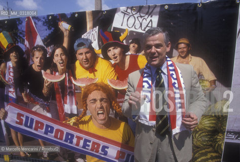 Rome, 1998. Italian theatrical manager Sergio Escobar, superintendent of the Rome Opera House, in Piazza del Popolo in front of the longest poster in the world, 274 meters long and two in height, that advertises Puccinis Tosca, staged at the Olympic Stadium 3 to 12 August for the Rome Opera House summer season   / Roma, 1998. Il direttore teatrale Sergio Escobar, sovrintendente dellOpera di Roma, in piazza del Popolo davanti al manifesto piu lungo del mondo, 274 metri di lunghezza per due di altezza, che pubblicizza la Tosca di Puccini, in scena allo stadio Olimpico dal 3 al 12 agosto per la stagione estiva dellOpera di Roma - ©Marcello Mencarini/Rosebud2