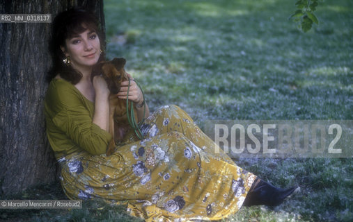Milan, 1990. Italian soprano Tiziana Fabbricini with her dog / Milano, 1990. Il soprano Tiziana Fabbricini con il suo cane - ©Marcello Mencarini/Rosebud2