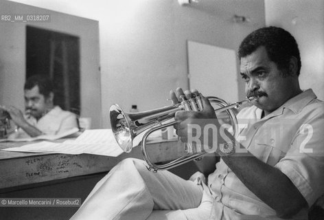 American jazz trumpeter Art Farmer in his dressing room before performing (about 1985) / Il trobettista jazz Art Farmer nel suo camerino prima di un concerto (1985 circa) - ©Marcello Mencarini/Rosebud2
