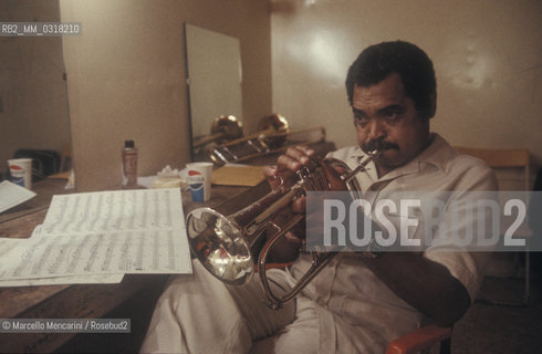 American jazz trumpeter Art Farmer in his dressing room before performing (about 1985) / Il trobettista jazz Art Farmer nel suo camerino prima di un concerto (1985 circa) - ©Marcello Mencarini/Rosebud2