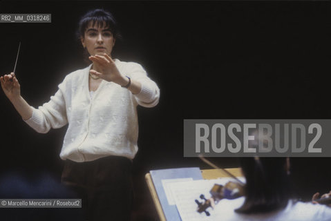 Italian conductor Denise Fedeli performing a rehearsal (1992) / Il direttore dorchestra Denise Fedeli durante una prova (1992) - ©Marcello Mencarini/Rosebud2