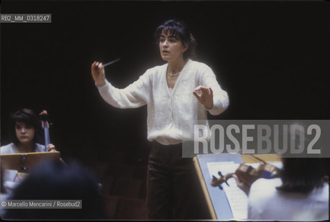 Italian conductor Denise Fedeli performing a rehearsal (1992) / Il direttore dorchestra Denise Fedeli durante una prova (1992) - ©Marcello Mencarini/Rosebud2