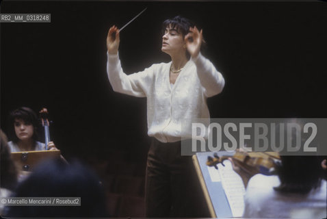 Italian conductor Denise Fedeli performing a rehearsal (1992) / Il direttore dorchestra Denise Fedeli durante una prova (1992) - ©Marcello Mencarini/Rosebud2