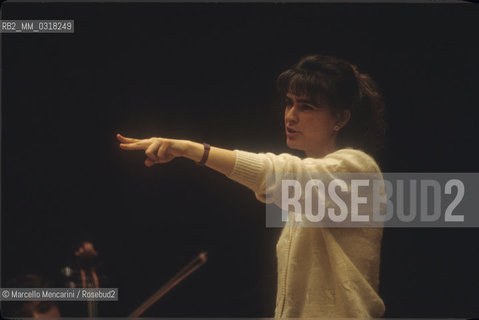 Italian conductor Denise Fedeli performing a rehearsal (1992) / Il direttore dorchestra Denise Fedeli durante una prova (1992) - ©Marcello Mencarini/Rosebud2
