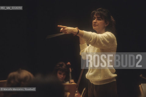 Italian conductor Denise Fedeli performing a rehearsal (1992) / Il direttore dorchestra Denise Fedeli durante una prova (1992) - ©Marcello Mencarini/Rosebud2