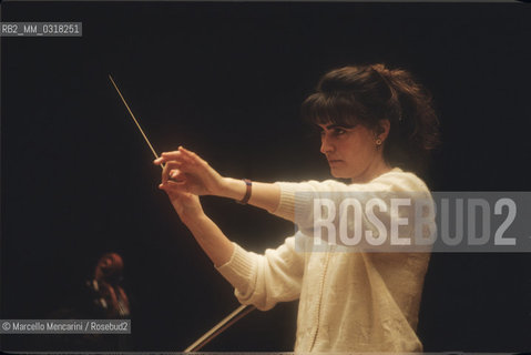 Italian conductor Denise Fedeli performing a rehearsal (1992) / Il direttore dorchestra Denise Fedeli durante una prova (1992) - ©Marcello Mencarini/Rosebud2