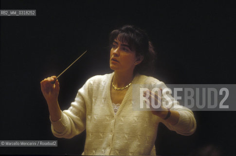 Italian conductor Denise Fedeli performing a rehearsal (1992) / Il direttore dorchestra Denise Fedeli durante una prova (1992) - ©Marcello Mencarini/Rosebud2