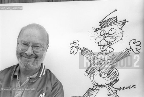 Venice Film Festival 1989. American cartoonist Jules Feiffer, at the Festival as a scriptwriter of the movie  I Want to Go Home directed by Alain Resnais (in the background one of his characters) / Mostra del Cinema di Venezia, 1989. Il fumettista Jules Feiffer alla Mostra come sceneggiatore del film I Want to Go Home diretto da Alain Resnais (sullo sfondo, uno dei suoi personaggi) - ©Marcello Mencarini/Rosebud2
