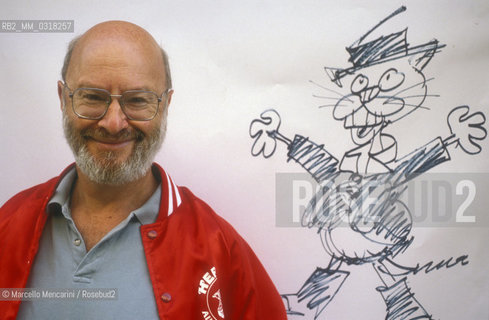 Venice Film Festival 1989. American cartoonist Jules Feiffer, at the Festival as a scriptwriter of the movie  I Want to Go Home directed by Alain Resnais (in the background one of his characters) / Mostra del Cinema di Venezia, 1989. Il fumettista Jules Feiffer alla Mostra come sceneggiatore del film I Want to Go Home diretto da Alain Resnais (sullo sfondo, uno dei suoi personaggi) - ©Marcello Mencarini/Rosebud2