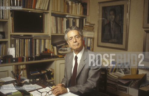 Italian conductor Franco Ferrara in his house (1985) / Il direttore dorchestra Franco Ferrara nella sua casa (1985) - ©Marcello Mencarini/Rosebud2