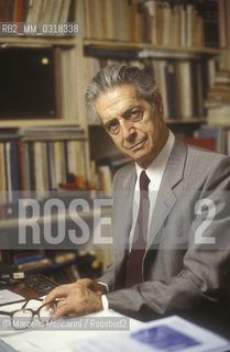 Italian conductor Franco Ferrara in his house (1985) / Il direttore dorchestra Franco Ferrara nella sua casa (1985) - ©Marcello Mencarini/Rosebud2
