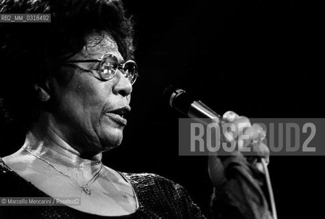 Le Focette (Tuscany), August 1980. Jazz singer Ella Fitzgerald performing at the Bussoladomani / Le Focette, località di Marina di Pietrasanta (Lucca), agosto 1980. La cantante Ella Fitzgerald in concerto a Bussoladomani - ©Marcello Mencarini/Rosebud2