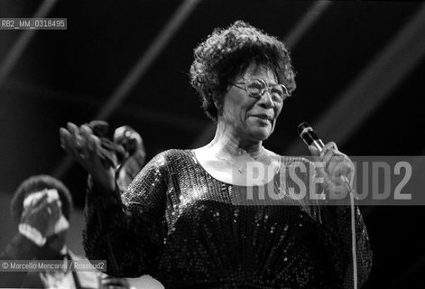 Le Focette (Tuscany), August 1980. Jazz singer Ella Fitzgerald performing at the Bussoladomani / Le Focette, località di Marina di Pietrasanta (Lucca), agosto 1980. La cantante Ella Fitzgerald in concerto a Bussoladomani - ©Marcello Mencarini/Rosebud2