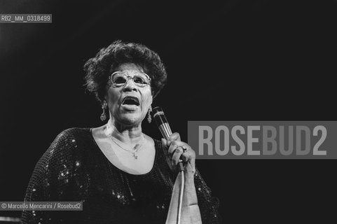 Le Focette (Tuscany), August 1980. Jazz singer Ella Fitzgerald performing at the Bussoladomani / Le Focette, località di Marina di Pietrasanta (Lucca), agosto 1980. La cantante Ella Fitzgerald in concerto a Bussoladomani - ©Marcello Mencarini/Rosebud2