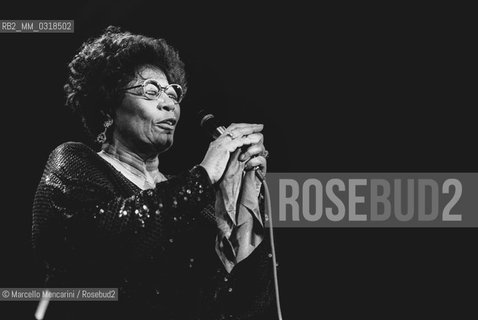Le Focette (Tuscany), August 1980. Jazz singer Ella Fitzgerald performing at the Bussoladomani / Le Focette, località di Marina di Pietrasanta (Lucca), agosto 1980. La cantante Ella Fitzgerald in concerto a Bussoladomani - ©Marcello Mencarini/Rosebud2