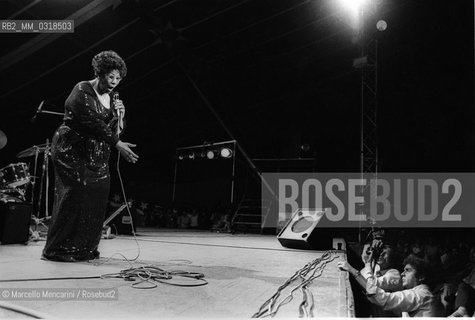 Le Focette (Tuscany), August 1980. Jazz singer Ella Fitzgerald performing at the Bussoladomani / Le Focette, località di Marina di Pietrasanta (Lucca), agosto 1980. La cantante Ella Fitzgerald in concerto a Bussoladomani - ©Marcello Mencarini/Rosebud2