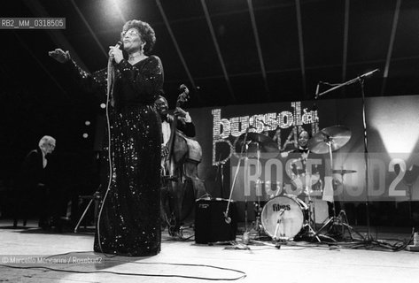 Le Focette (Tuscany), August 1980. Jazz singer Ella Fitzgerald performing at the Bussoladomani / Le Focette, località di Marina di Pietrasanta (Lucca), agosto 1980. La cantante Ella Fitzgerald in concerto a Bussoladomani - ©Marcello Mencarini/Rosebud2