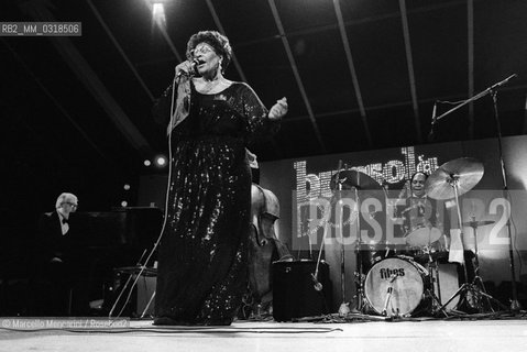Le Focette (Tuscany), August 1980. Jazz singer Ella Fitzgerald performing at the Bussoladomani / Le Focette, località di Marina di Pietrasanta (Lucca), agosto 1980. La cantante Ella Fitzgerald in concerto a Bussoladomani - ©Marcello Mencarini/Rosebud2